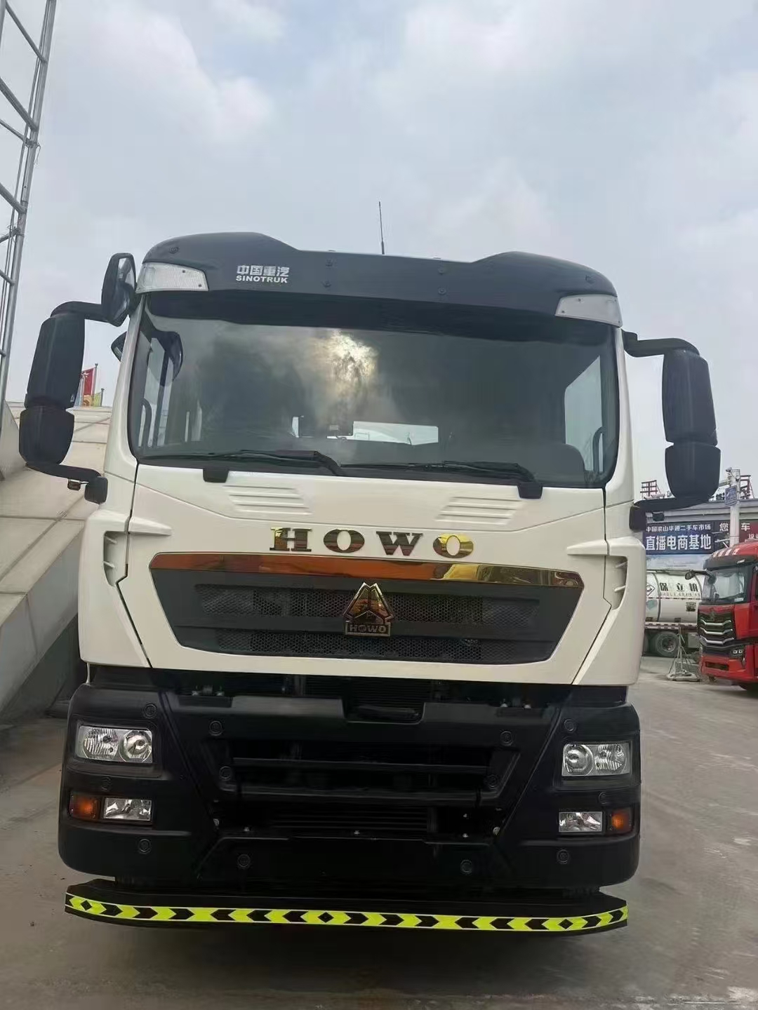 Howo TX; sasis truk mixer dasar; Gandar depan ke gandar tengah 4.9m, bingkai 6.6m, gandar tengah ke gandar belakang 1.35m, gandar tengah ke belakang 2,7m