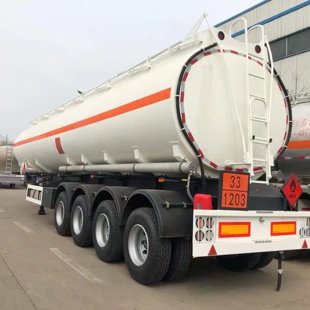 Trailer Semi Tanker Minyak Mentah Untuk Proyek Teknik Berat